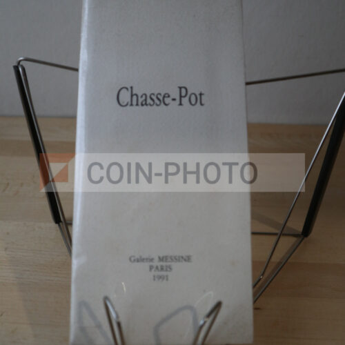 Couverture du catalogue d'exposition de Jean-Jules Chasse-Pot à la Galerie Messine montrant une sculpture en papier maché