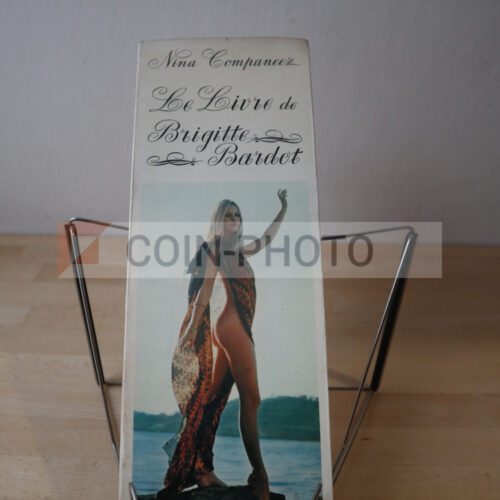 Couverture du livre de Brigitte Bardot par Nina Companeez aux éditions Frontières montrant un portrait de l'actrice