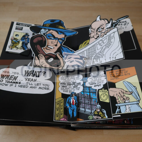 Double page du livre pop-up The Spirit montrant un décor de ville la nuit en 3D style comic book