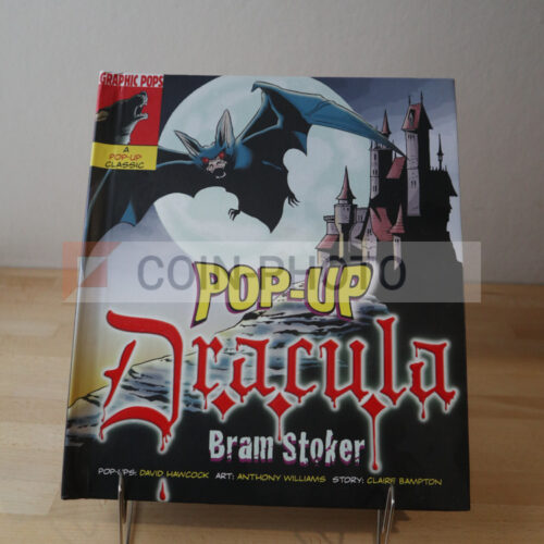 Scène en relief du livre Pop-Up Dracula montrant le château et le vampire dans un style bande dessinée