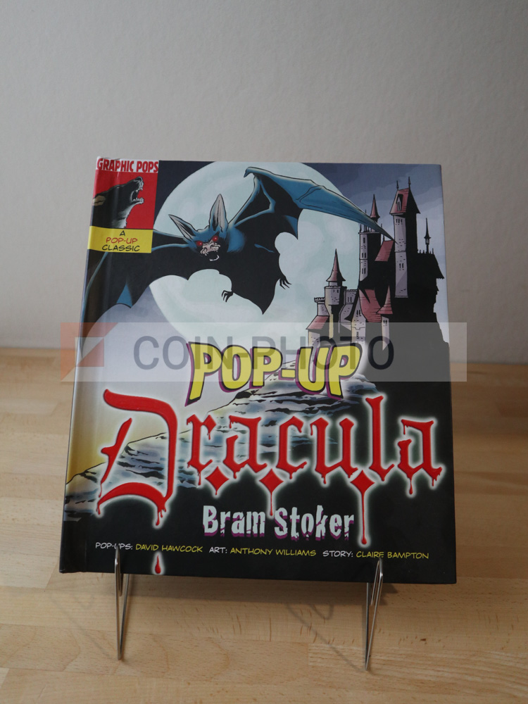 Scène en relief du livre Pop-Up Dracula montrant le château et le vampire dans un style bande dessinée