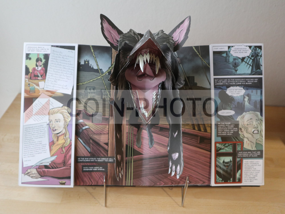 Scène en relief du livre Pop-Up Dracula montrant le château et le vampire dans un style bande dessinée