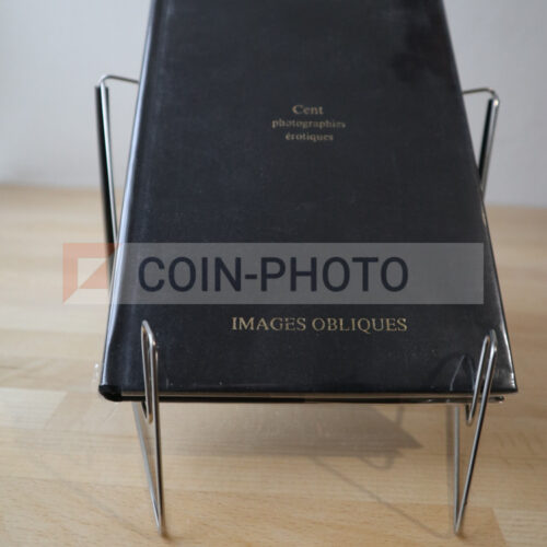 Couverture du livre Cent photographies érotiques de Pierre Molinier montrant un photomontage de jambes en bas noirs