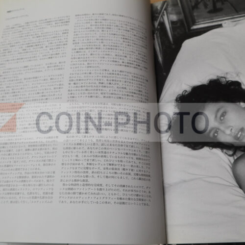 Double page intérieure montrant une photographie artistique